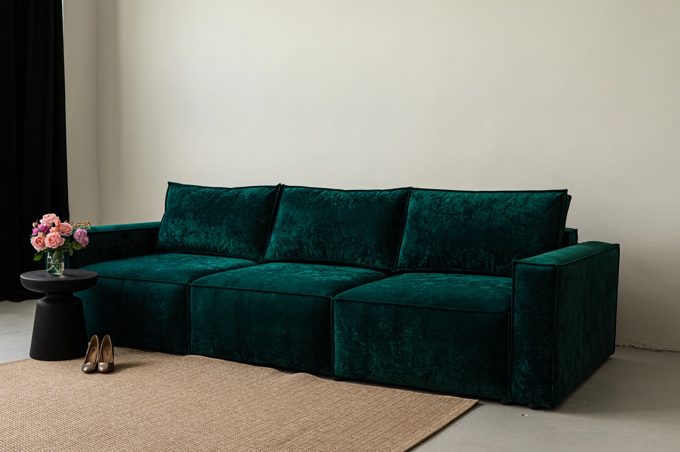 Трехместный изумрудный диван в гостиной